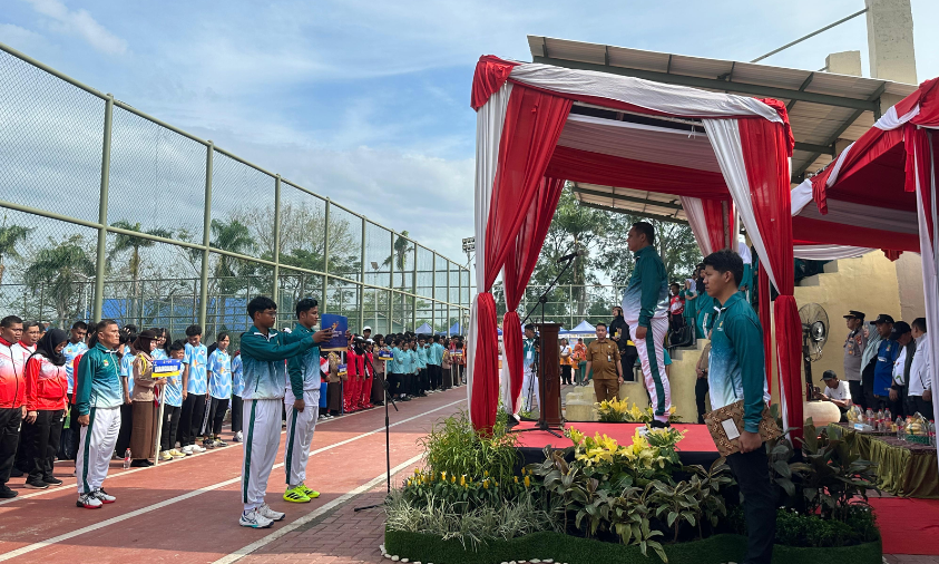 POPDA : Plt Bupati Bekasi, Asep Surya Atmaja saat membuka secara resmi ajang Pekan Olahraga Pelajar Daerah (POPDA) ke-XIII Tingkat Kabupaten Bekasi Tahun 2026 di Lapangan Sport Plus Sukatani, depan Kantor Kecamatan Sukatani, Senin (25/05/2026). Foto : Ike Sopiah