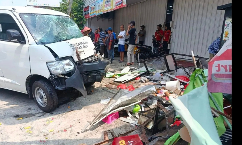 Mobil SPPG menabrak gerobak pedagang di Bekasi.