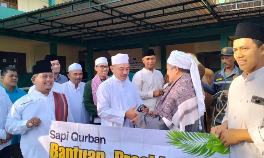 Penyerahan Sapi Kurban Presiden oleh Plh Wali Kota Bekasi