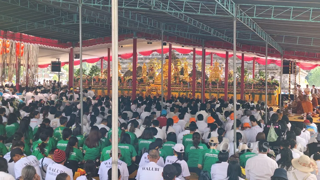 Ibadah Waisak oleh Umat Buddha di Borobudur