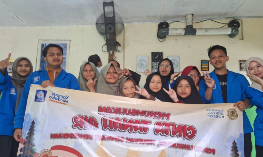 Tanamkan Rasa Cinta Tanah Air, Mahasiswa UBSI Cikarang Kenalkan Sejarah Kemerdekaan Indonesia di Panti Asuhan