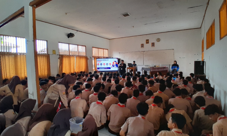 Workshop Digital Kreatif UBSI Cikarang – Bekali Siswa SMAN 1 Cabangbungin Keterampilan Menulis Essay!