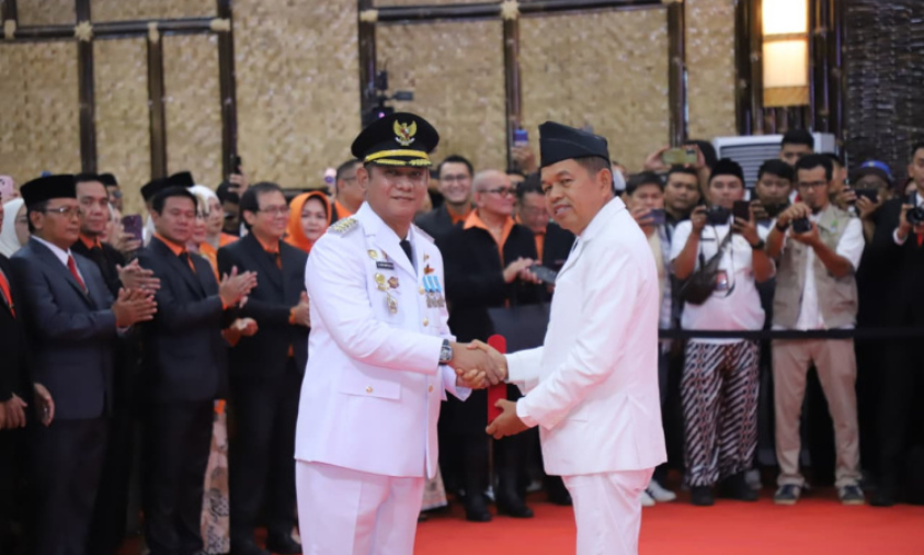 Dilantik Jadi Bupati Bekasi, KDM Minta Asep Surya Atmaja Fokus Jalankan Tugas