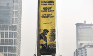 Enam Aktivis Greenpeace Panjat Monumen Bundaran HI, Komnas HAM Desak Dibebaskan